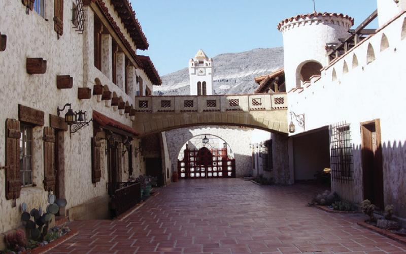 An elevated bridge crosses the courtyard to connect the main house with the annex.