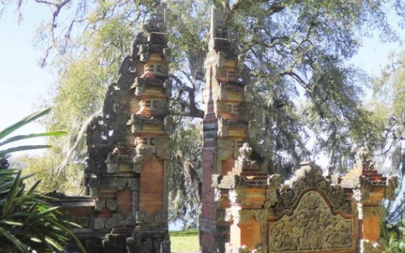 There is a distinct Oriental ambience at Rip Van Winkle created by numerous statues and fountains.